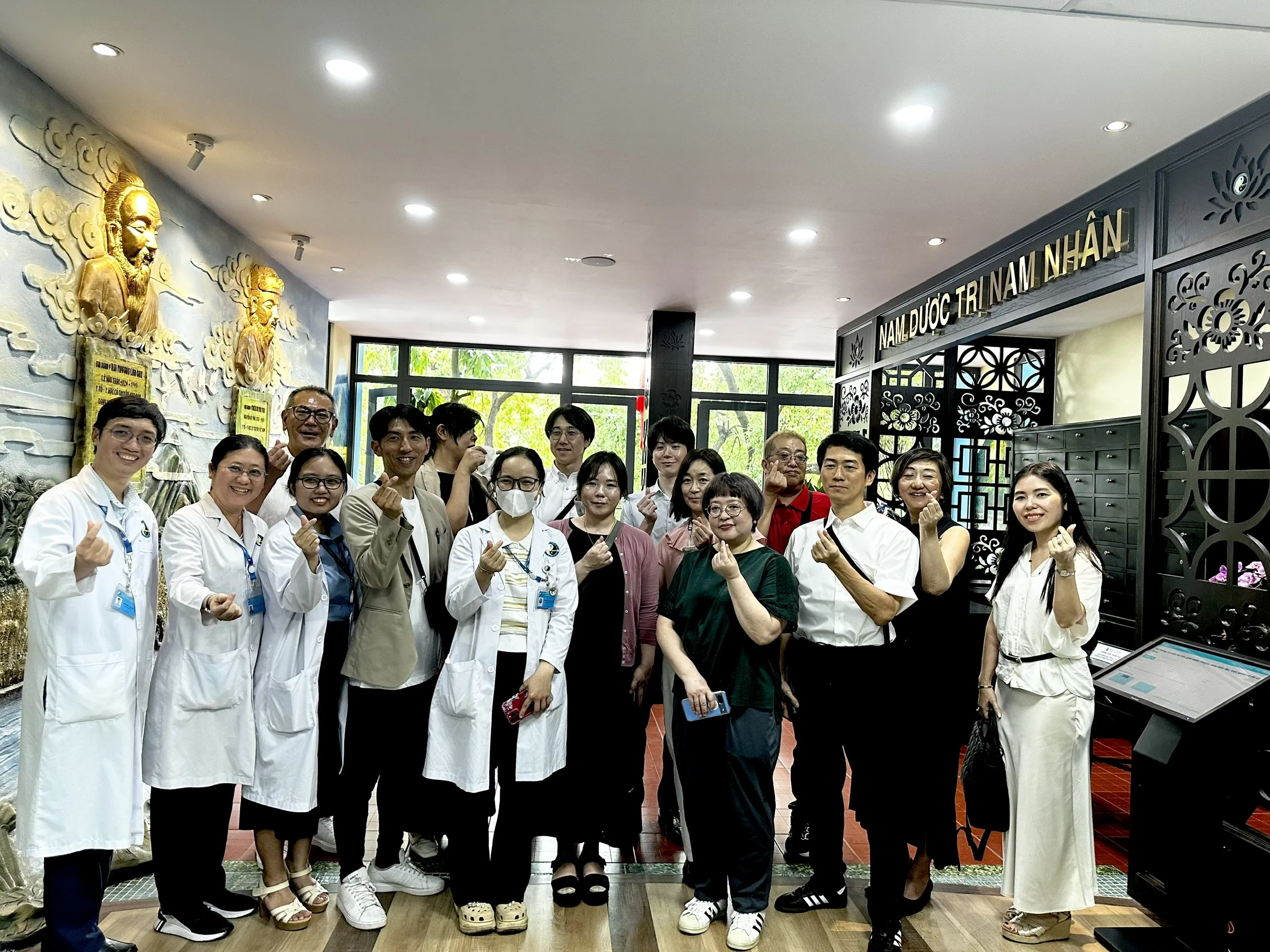 Cùng đoàn khách Nhật tham quan khu du lịch và y học bệnh viện